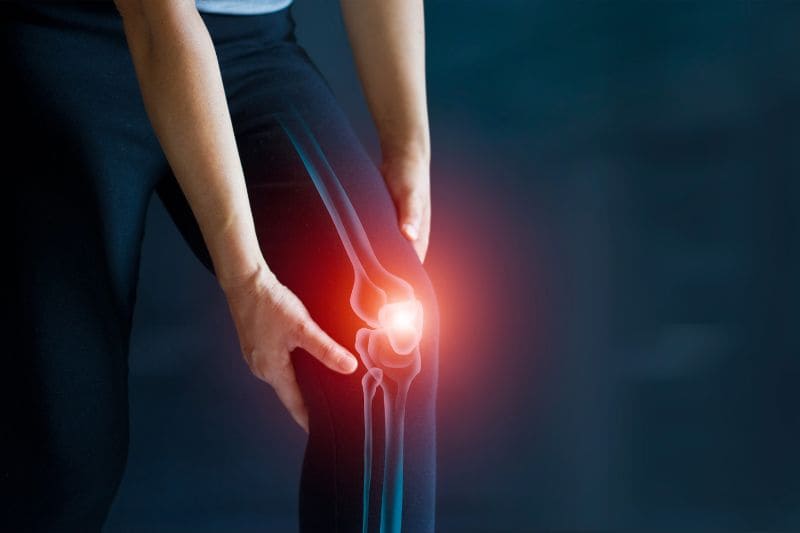 A person experiencing knee inflammation with highlighted areas to indicate pain.